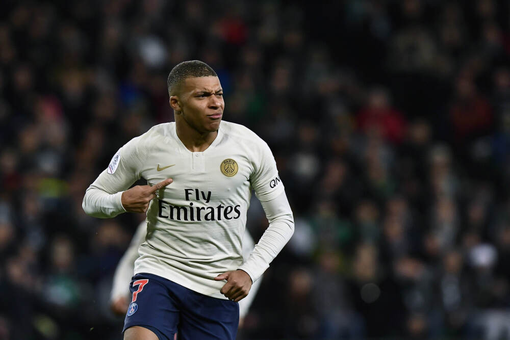 埃泽禁区内打门造成对方手球，主裁没有表示 且本阶段似乎没有VAR